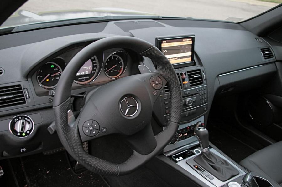  Mercedes-Benz C63 AMG 2009 года  (фото 17 из 32)